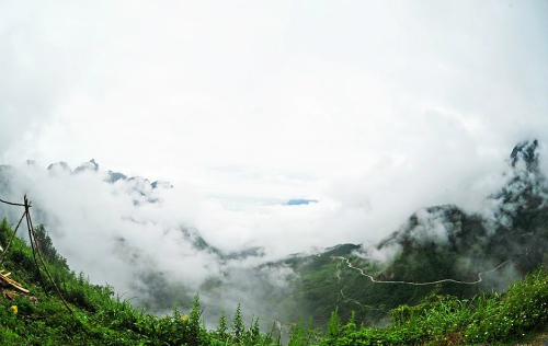 Nhìn từ sân mây, con đường lên đèo Ô Quy Hồ như một dải lụa ngoằn ngoèo, là đường lên Cổng Trời ở độ cao gần 2.000m